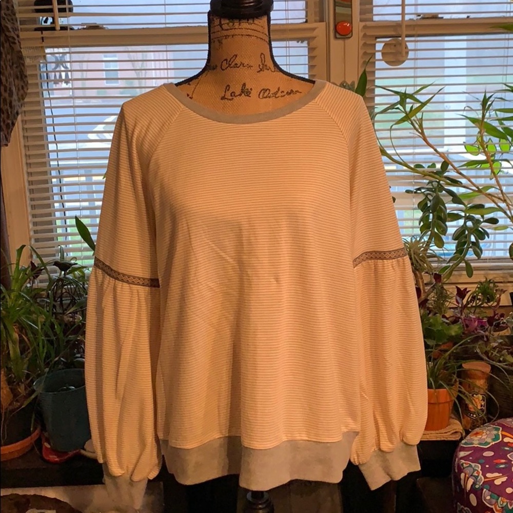 Hem & Thread Balloon Sleeve Top. NWOT. Size L.